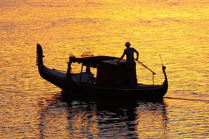 1 Hour Private Romantic Gondola Cruises in Banksia Beach - Snacks Add More Value Than They First Suggest