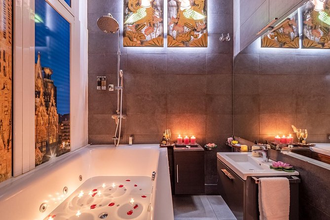 60 min Couple's Massage to choose and 30 min Floral Bath at THAI SPA MASSAGE - A couples treatment with a clear rhythm