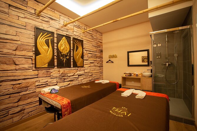 60 min Couple's Massage to Choose and 30 min Floral Bath THAI MASSAGE ALURA - What the 90-minute treatment actually includes