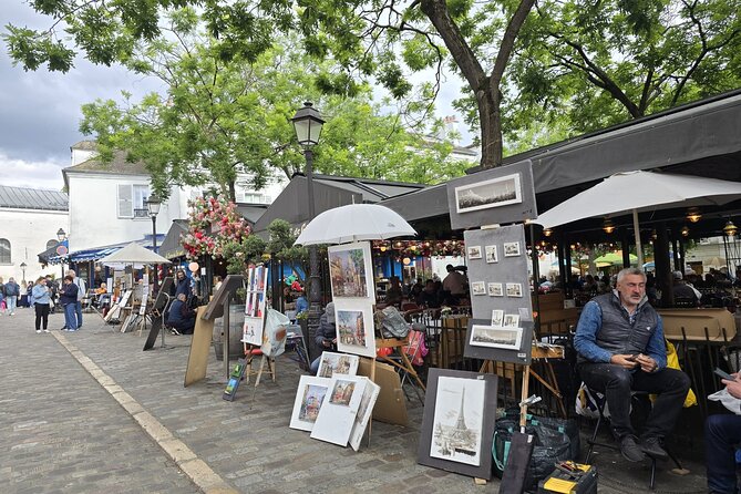 A Tapestry of Art and Romance in Montmartre - Place du Tertre, where the art scene meets the public