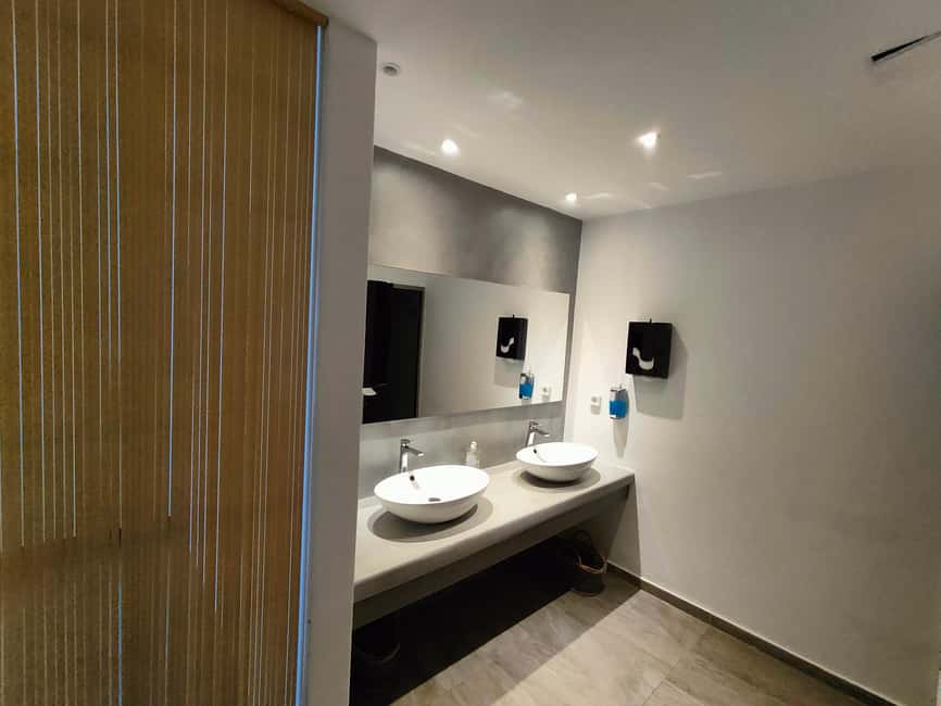 Akrotiri:Departure Day Spa Experience Couples Massage & Pool - Who should book this Akrotiri spa experience?