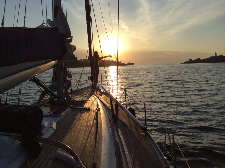Alcudia: Romantic Sailing Trip with Diner for 2 - Dinner with gilt-head fish, aioli, and wine