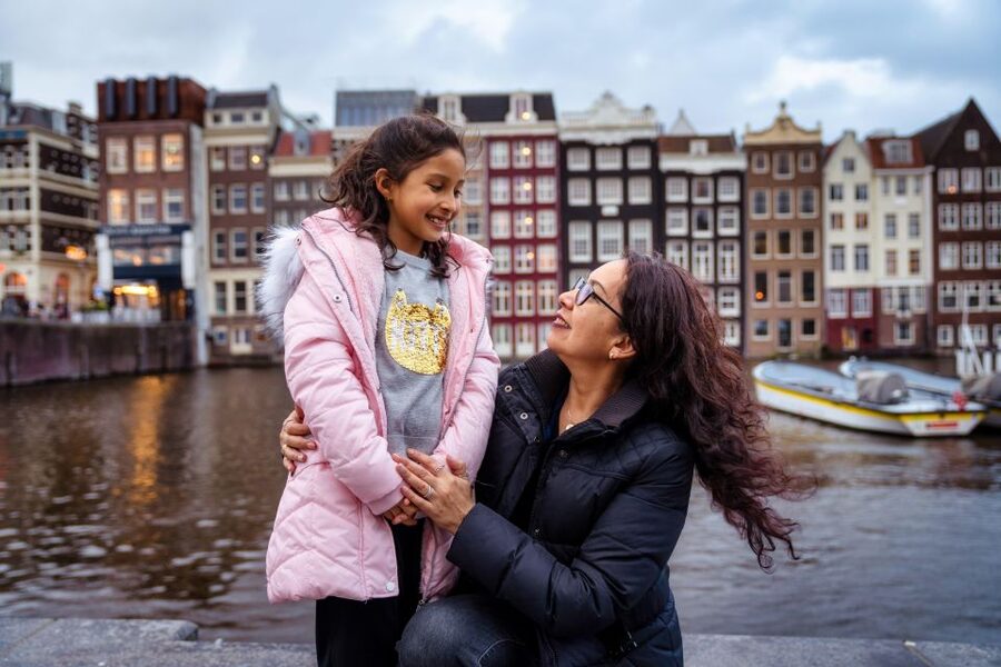 Amsterdam Canals Photoshoot: Private Solo, Family or Couples - Who Should Book This Amsterdam Photoshoot?