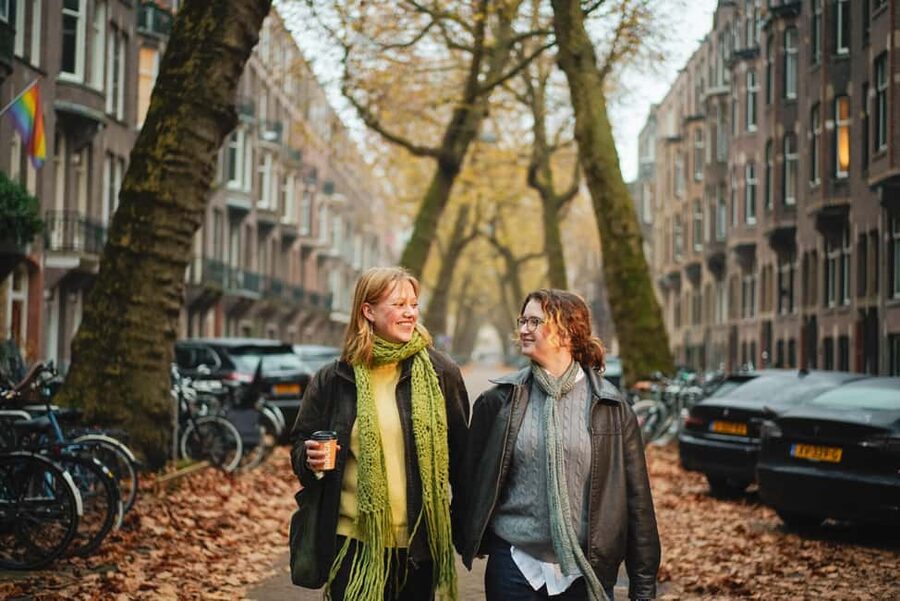 Amsterdam: Private Photoshoot for Couple, Family, or Solo - Makelaarsbruggetje: a quick bridge portrait