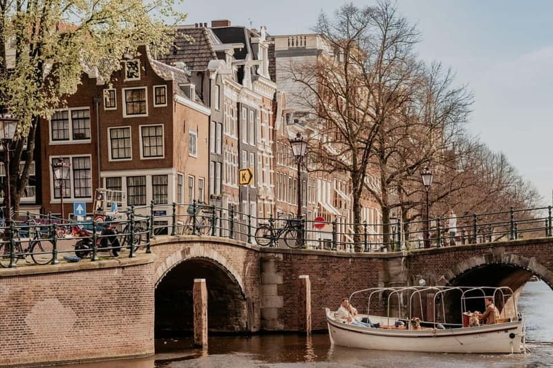 Amsterdam: Private Romantic Canal Cruise w. Prosecco/Snacks - A private cruise for a very specific kind of Amsterdam evening