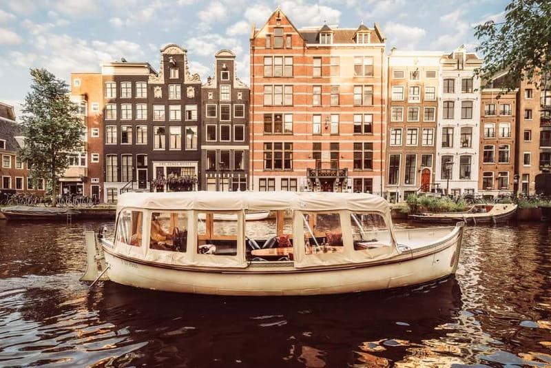 Amsterdam: Private Romantic Canal Cruise w. Prosecco/Snacks - The guides make the difference