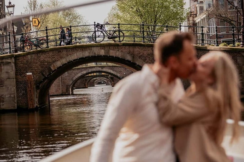 Amsterdam: Private Romantic Canal Cruise w. Prosecco/Snacks - Finding the off-white boat at Keizersgracht 401