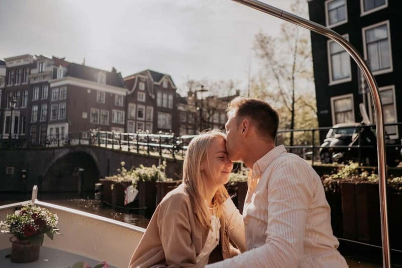 Amsterdam: Private Romantic Canal Cruise w. Prosecco/Snacks - Reguliersgracht and the Seven Bridges of Love