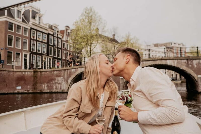 Amsterdam: Private Romantic Canal Cruise w. Prosecco/Snacks - Snacks, Prosecco, blankets, and onboard heating
