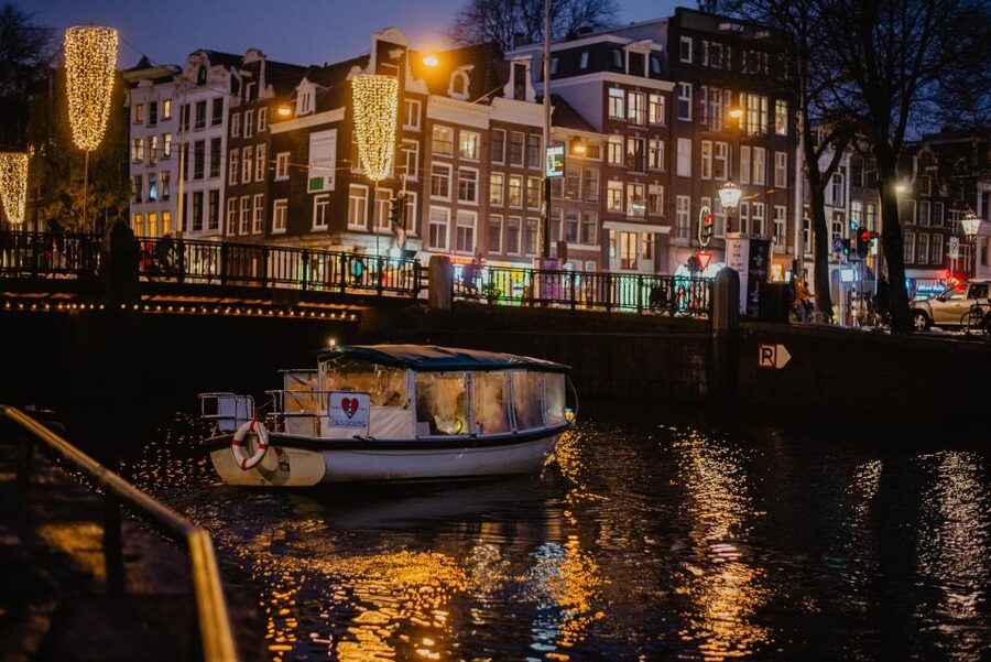 Amsterdam: Private Romantic Evening Boat Tour with Prosecco - How the guide shapes the experience