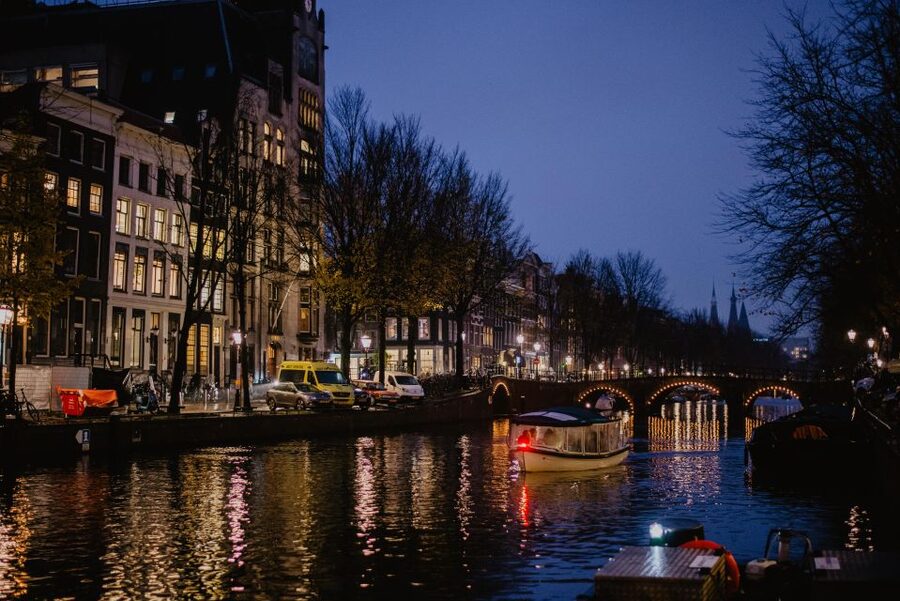 Amsterdam: Private Romantic Evening Boat Tour with Prosecco - Grachtengordel: Amsterdam’s canal belt