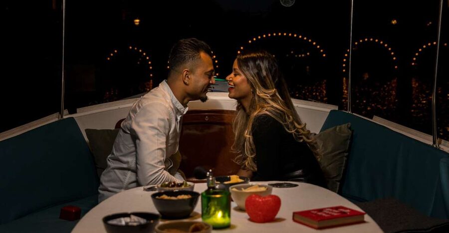 Amsterdam: Private Romantic Evening Boat Tour with Prosecco - Reguliersgracht and the famous bridge views