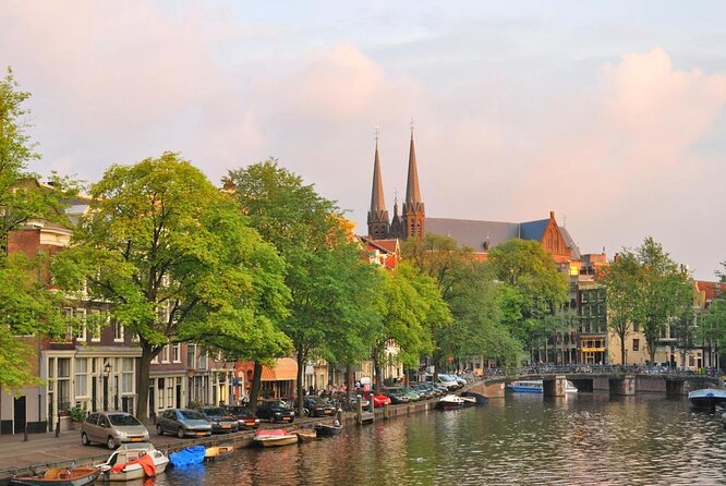 Amsterdam: Private Romantic Evening Canal Cruise + Bubbles/Snacks - Key points at a glance