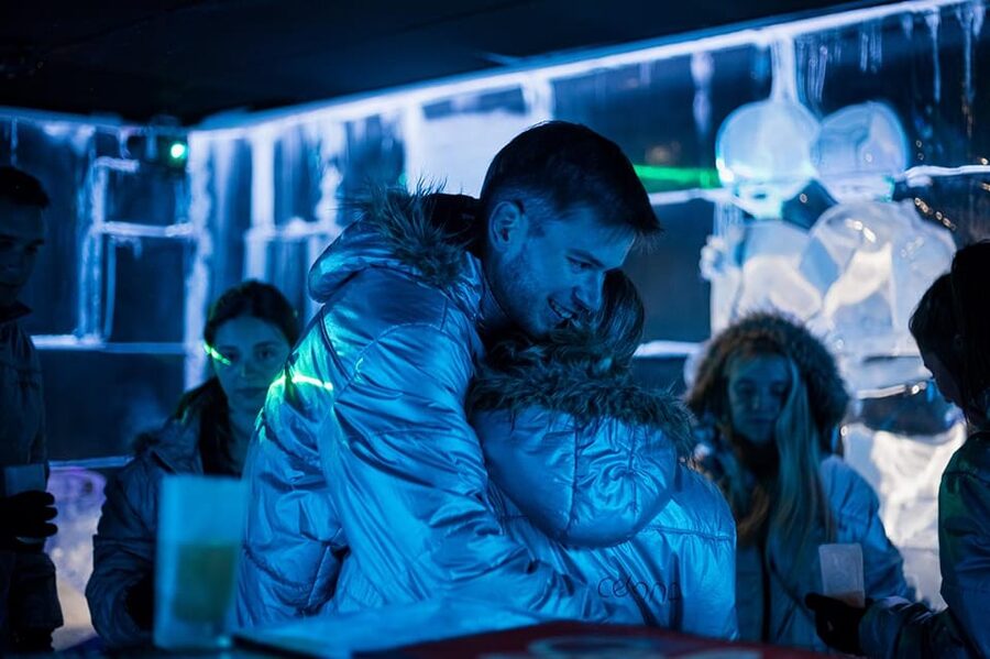 Barcelona: Ice Bar and Terrace Drinks Romantic Package - From frozen cocktails to a beach table