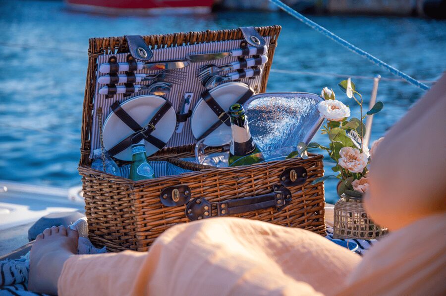 Barcelona: Private Romantic Sailing Tour with Drinks - From Barceloneta to the city skyline