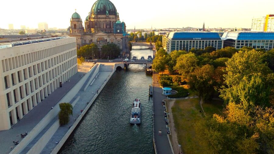 Berlin: Evening Boat Cruise – Romance & Moonlight - Why the Spree looks best after sunset