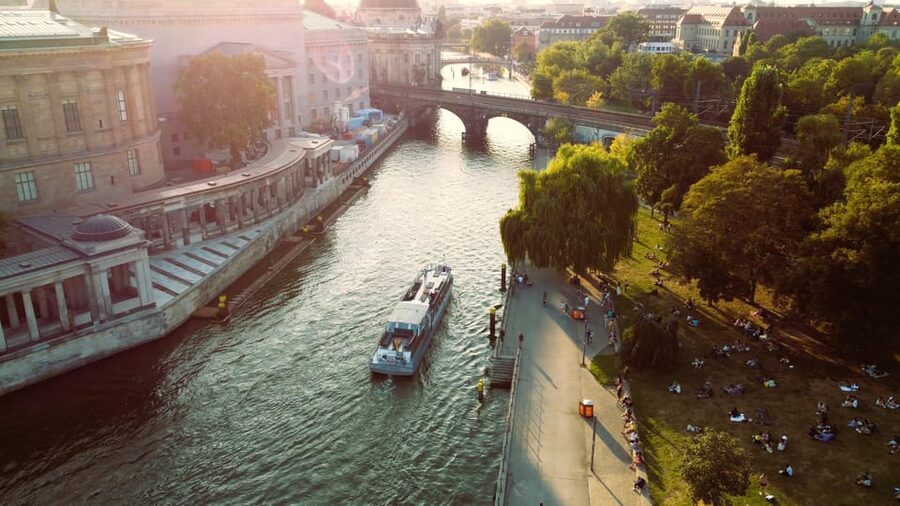 Berlin: Evening Boat Cruise – Romance & Moonlight - House of World Cultures and the government quarter