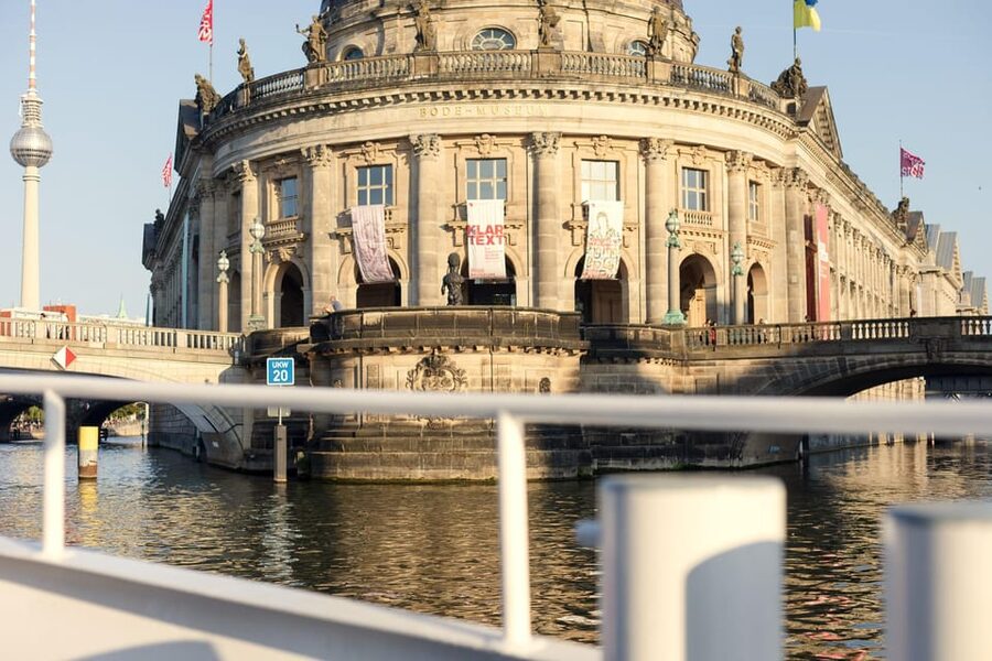 Berlin: Evening Boat Cruise – Romance & Moonlight - Music, wine, and the reality of the onboard mood