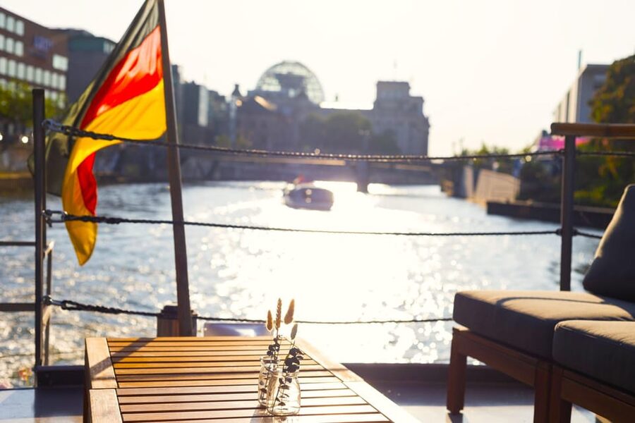 Berlin: Evening Boat Cruise – Romance & Moonlight - Timing, weather, and practical choices