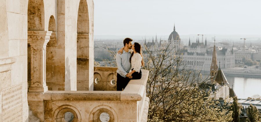 Budapest: romantic photoshoot at Buda's iconic sightseeings - Who should book this Buda photo session?