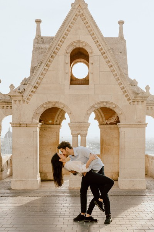 Budapest: romantic photoshoot at Buda's iconic sightseeings - Why Buda works so well for romantic photos