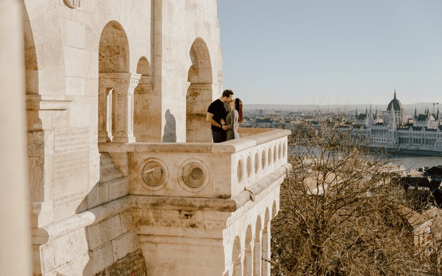 Budapest: romantic photoshoot at Buda's iconic sightseeings - A session that aims for natural as well as posed images