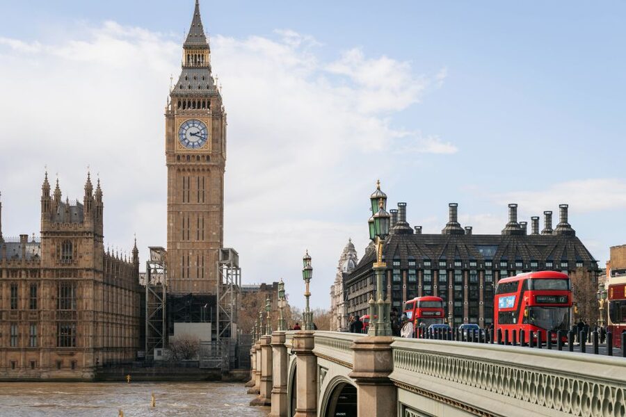 Couple’s photo: Romantic photoshoot in London - Should you book this Big Ben photoshoot?