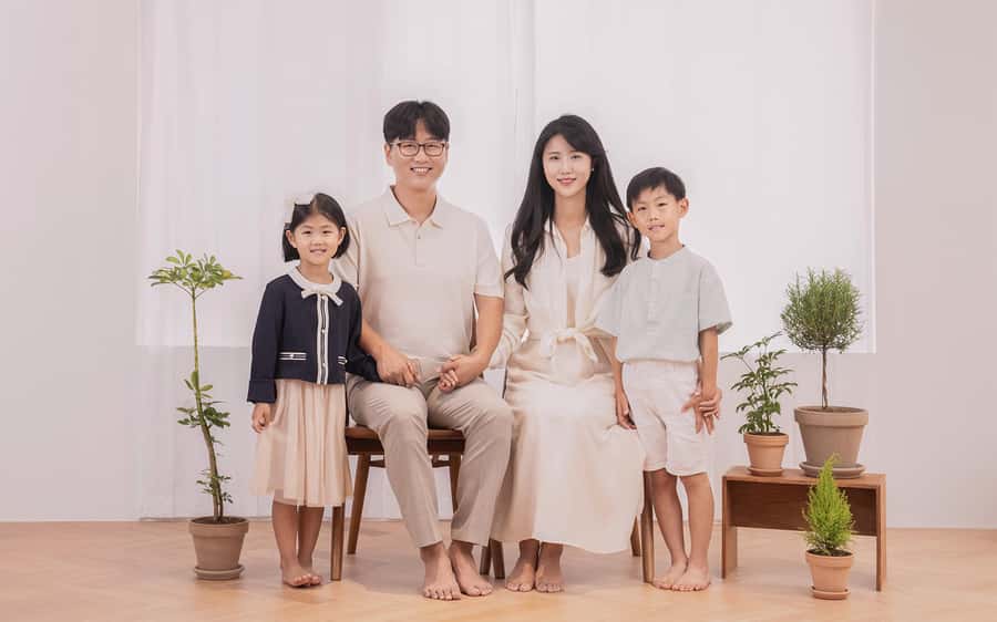 Family, Couple, and Group Photoshoot in Seoul - The first few minutes: getting comfortable in front of the camera