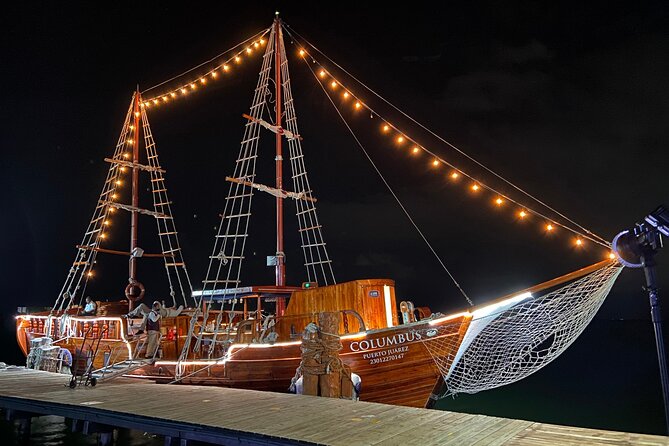 Feel the love on a romantic dinner at Cancun sea, with live music and open bar. - A Spanish galleon on Laguna Nichupte