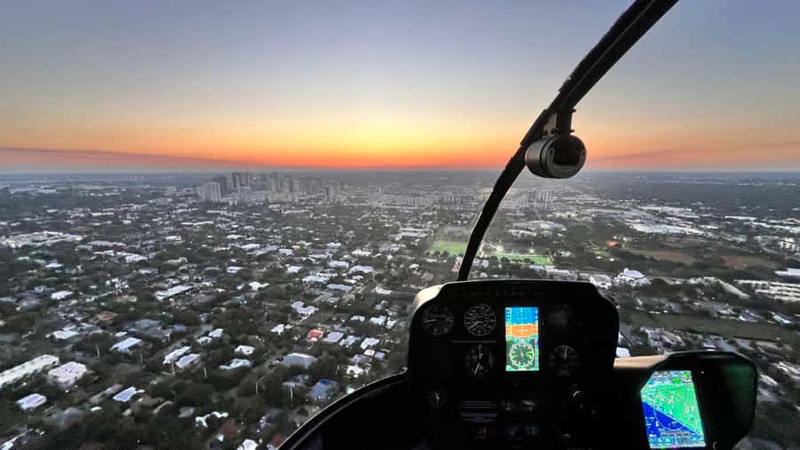 Fort Lauderdale : Romantic Champagne Helicopter Flight Tour - A calm pilot matters on a romantic flight