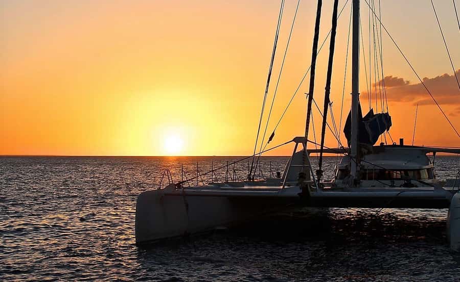 Grand Bay: Honeymoon/Lovers Sunset Tour with Romantic Dinner - Small touches that matter on a romantic evening