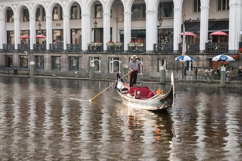 Hamburg Alster Lake romantic Tour in a Real Venetian Gondola - Key points before you book