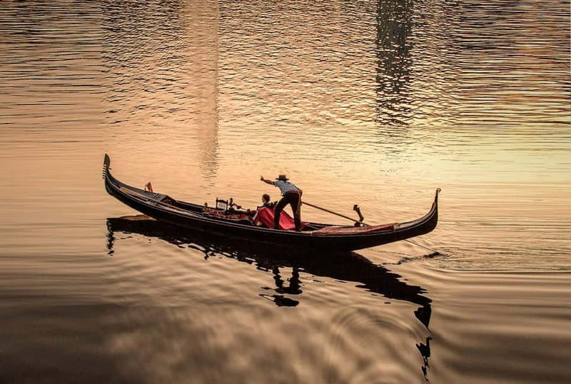 Hamburg Alster Lake romantic Tour in a Real Venetian Gondola - The 45-minute route, stop by stop