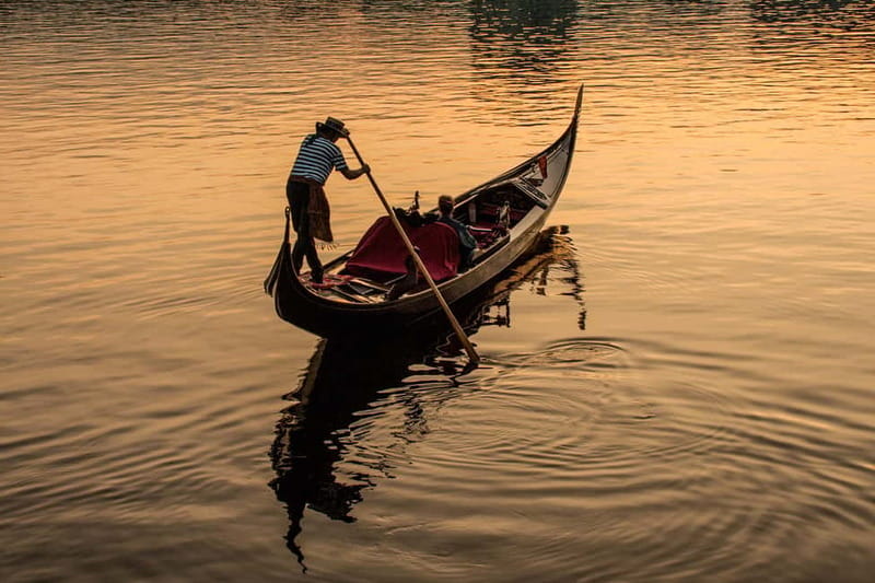Hamburg Alster Lake romantic Tour in a Real Venetian Gondola - Is $51 per person good value?
