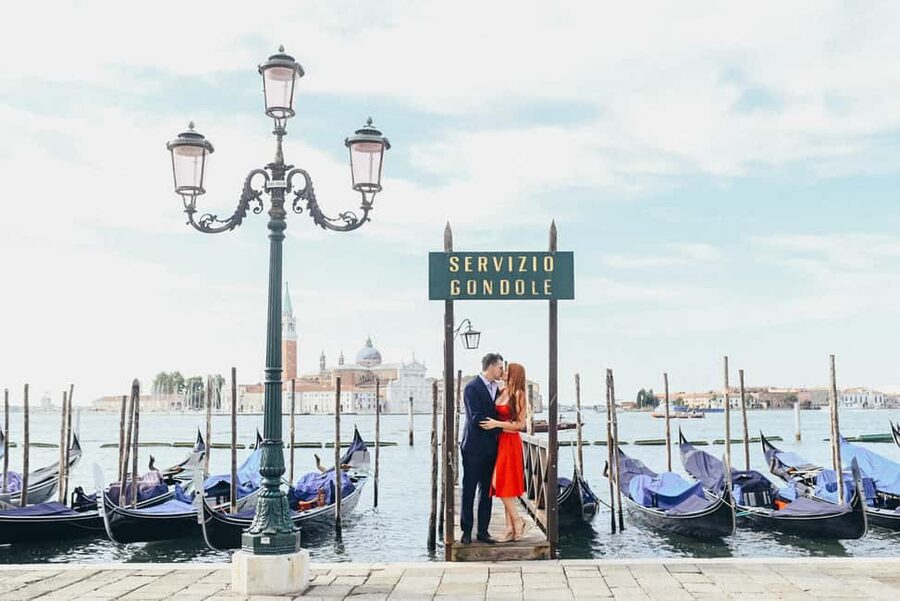 LAND & GONDOLA PHOTOSHOOTING - Teatro La Fenice and Venice’s smaller streets
