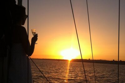 Lisbon Private Romantic 2h Cruise with sparkling wine-Day/Sunset