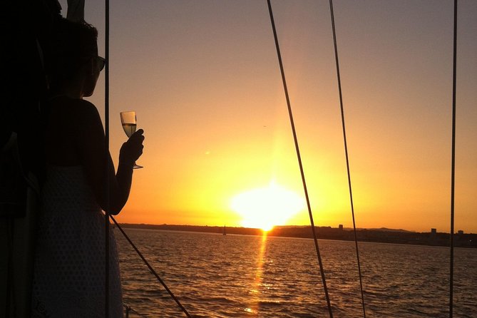 Lisbon Private Romantic 2h Cruise with sparkling wine-Day/Sunset - Padrão dos Descobrimentos from the river
