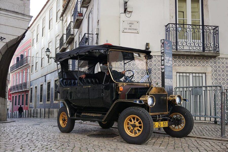 Lisbon: Vintage vehicle replica Romantic Private Tour - How the $114 group price works