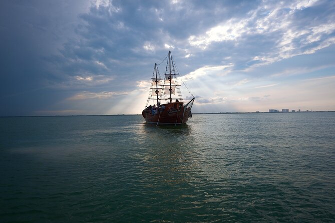 Live a Romantic Night Cruise Dinner at COLUMBUS (open bar included) - Pickup, meeting point, and group size