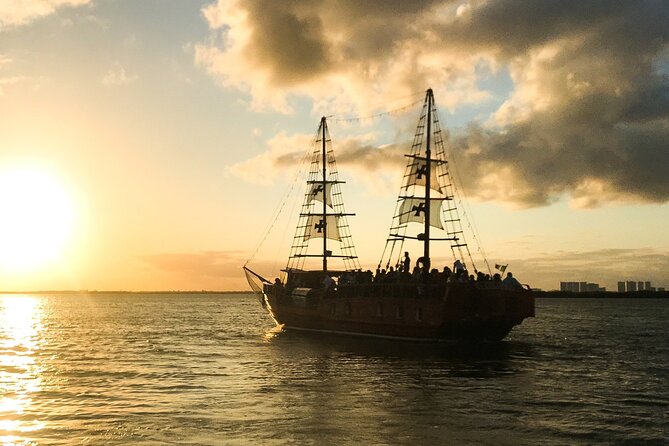 Live a Romantic Night Cruise Dinner at COLUMBUS (open bar included) - The older-boat tradeoff