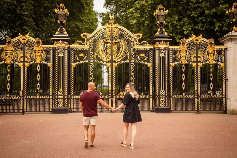 London: Private Couples Photography Session with Landmarks - Posing help for people who dislike posing