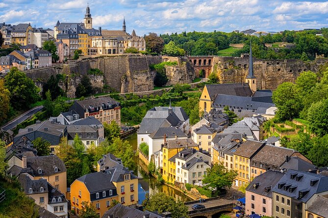 Luxembourg City Romantic Game: Walking Tour & Scavenger Hunt - The Gëlle Fra and Luxembourg’s public memory