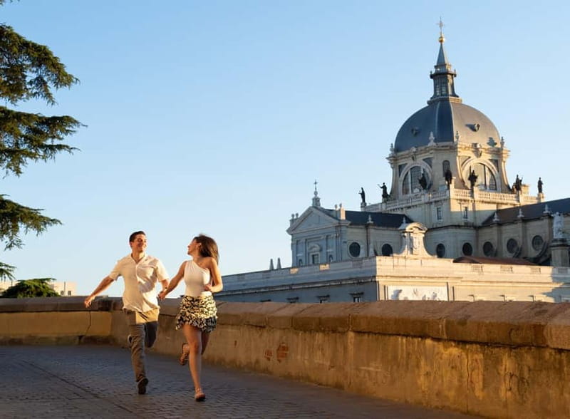 Madrid: Photoshoot for couples - Meeting near Plaza Mayor at La Mallorquina