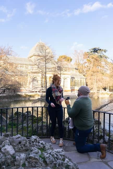 Madrid: Photoshoot for couples - Ending at the Sabatini Gardens