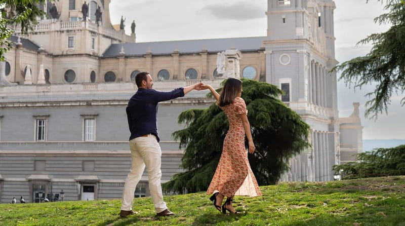 Madrid: Photoshoot for couples - How the posing guidance helps
