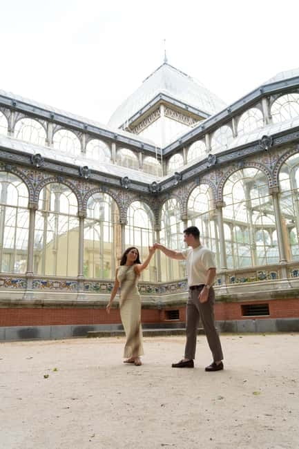 Madrid: Photoshoot for couples - Walking toward the Royal Palace