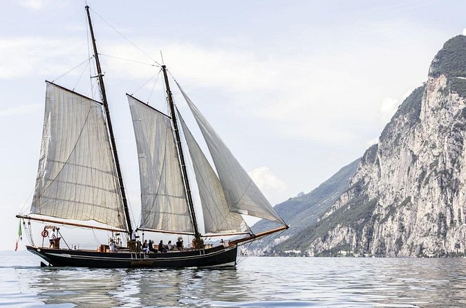 Malcesine: Sunset Romantic Cruise - How the group size affects the experience