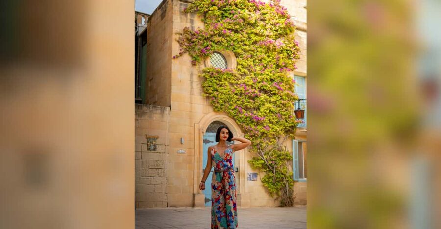 Malta: Romantic Couples Photoshoot - One hour of photos in Mdina