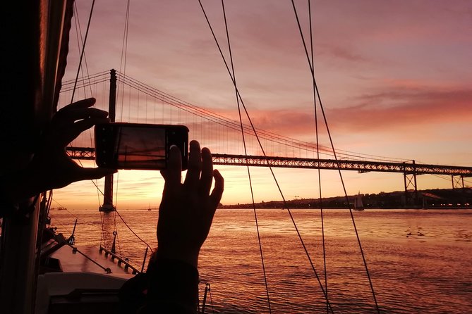 Marriage proposal on a Vintage Sailboat - Padrão dos Descobrimentos and Belém