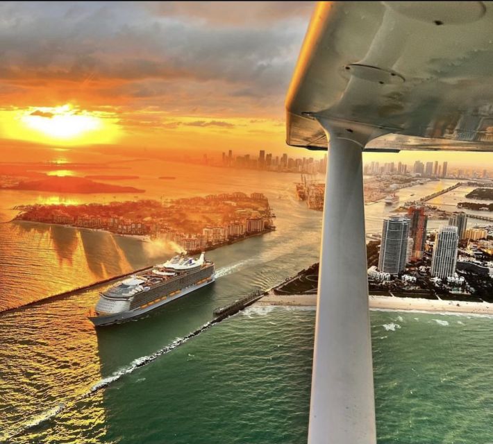 Miami: Romantic 1-Hour Private Flight Tour with Champagne - Downtown Miami above Biscayne Bay